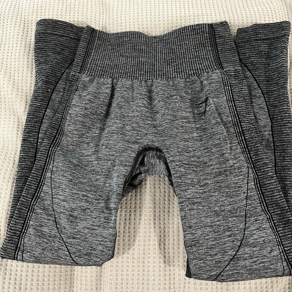 NWOT grey& black contour leggings